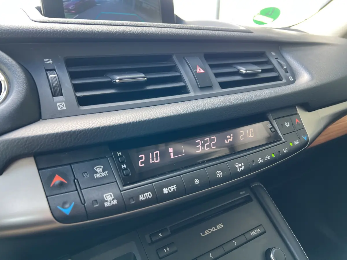 200h 25th Edition | Camera | Climate controle | Cruise controle | Navigatie | 17'' Lichtmetalen velgen | Sportstoelen | Parkeersensoren | Stoelverwarming