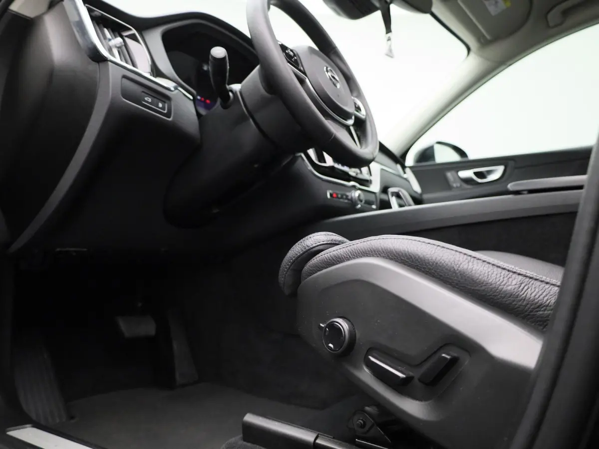 T6 PHEV Plus Dark Aut. | TREKHAAK | PANO-SCHUIFDAK | STOEL-STUURWIELVERWARMING | LEER | CAMERA | NAVIGATIE