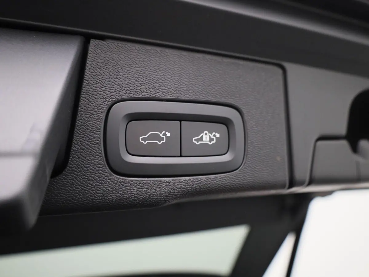 T6 PHEV Plus Dark Aut. | TREKHAAK | PANO-SCHUIFDAK | STOEL-STUURWIELVERWARMING | LEER | CAMERA | NAVIGATIE