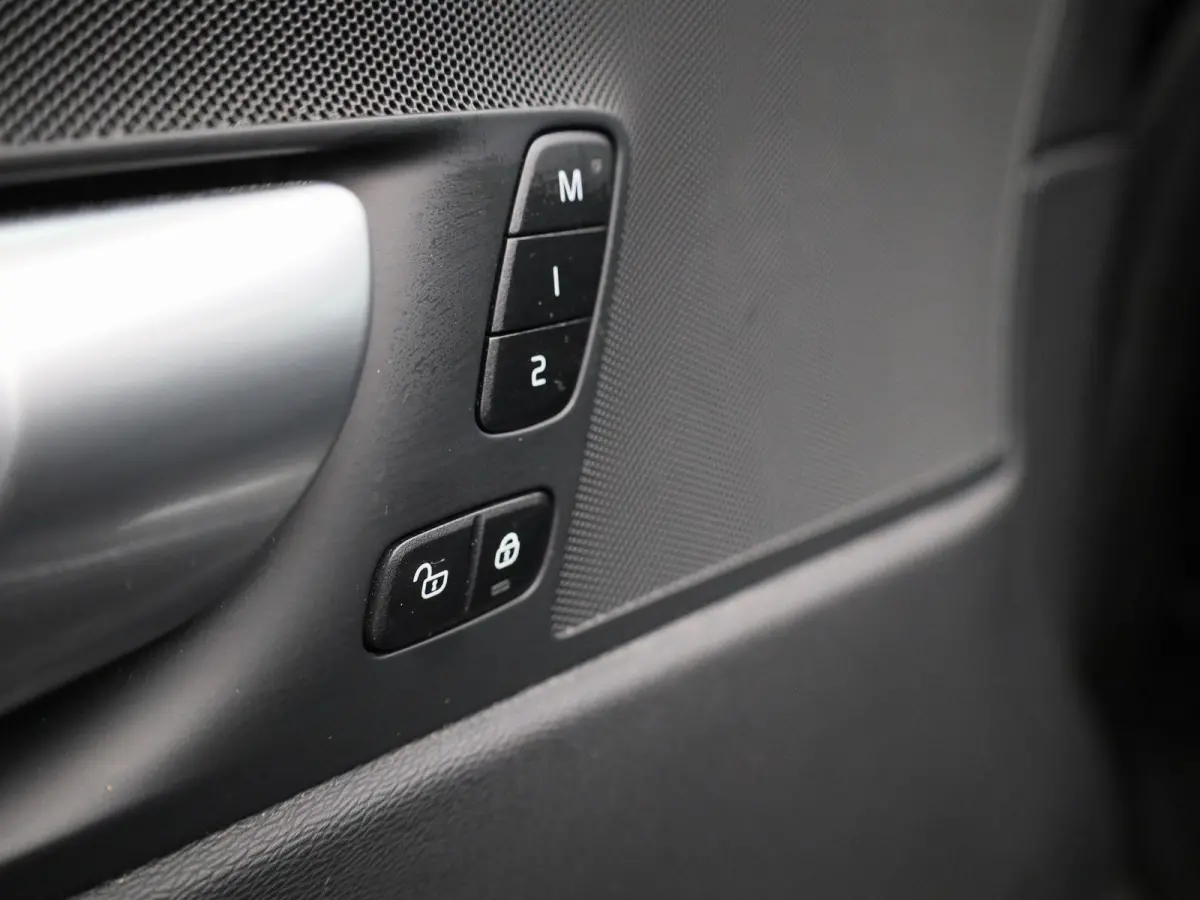 T6 PHEV Plus Dark Aut. | TREKHAAK | PANO-SCHUIFDAK | STOEL-STUURWIELVERWARMING | LEER | CAMERA | NAVIGATIE