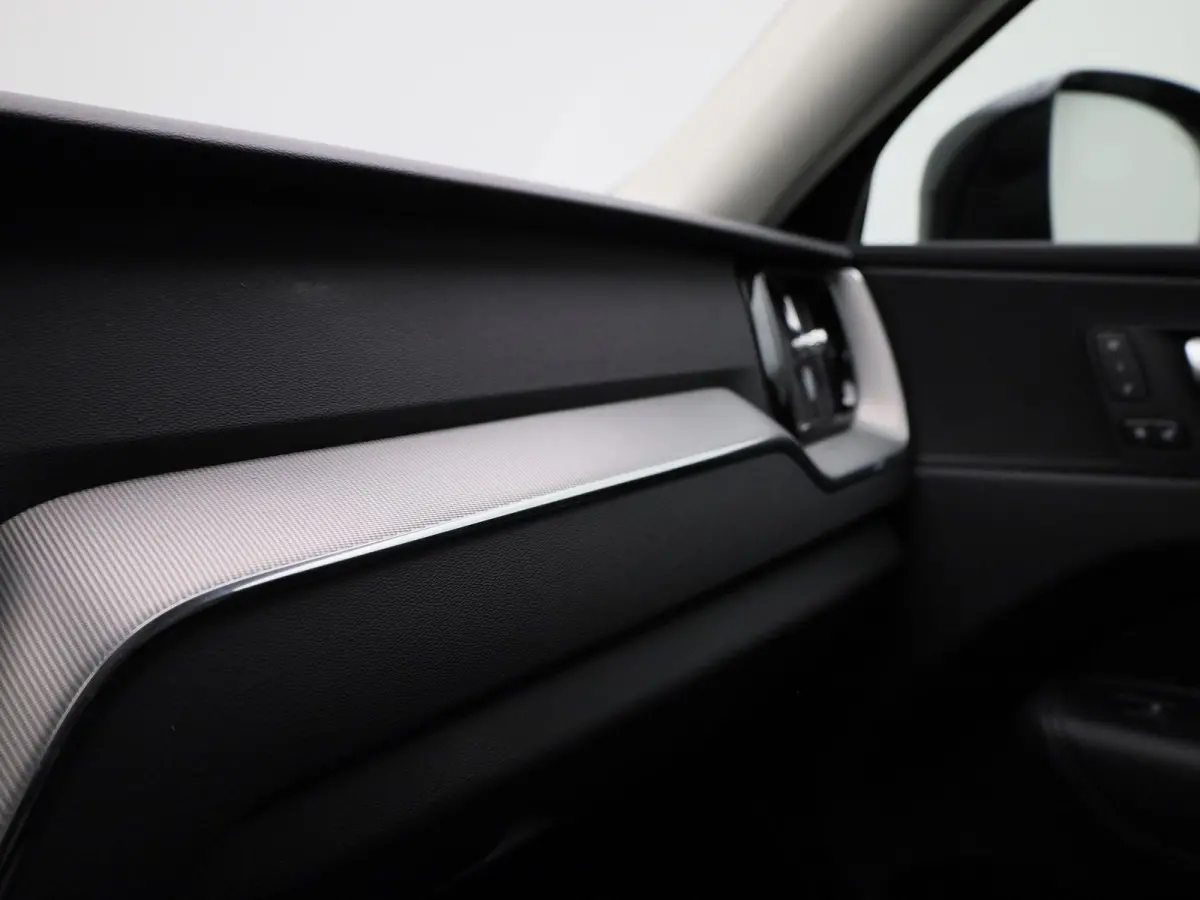 T6 PHEV Plus Dark Aut. | TREKHAAK | PANO-SCHUIFDAK | STOEL-STUURWIELVERWARMING | LEER | CAMERA | NAVIGATIE