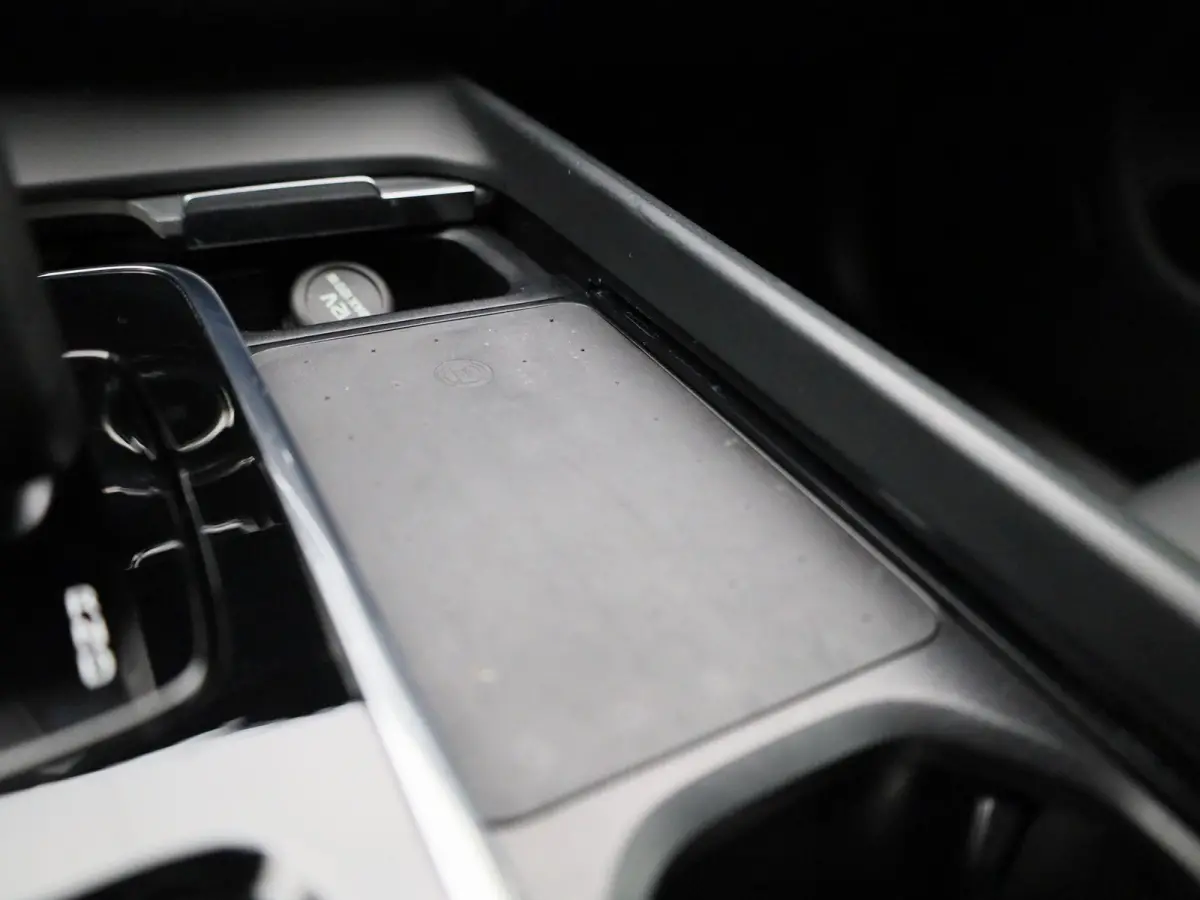 T6 PHEV Plus Dark Aut. | TREKHAAK | PANO-SCHUIFDAK | STOEL-STUURWIELVERWARMING | LEER | CAMERA | NAVIGATIE