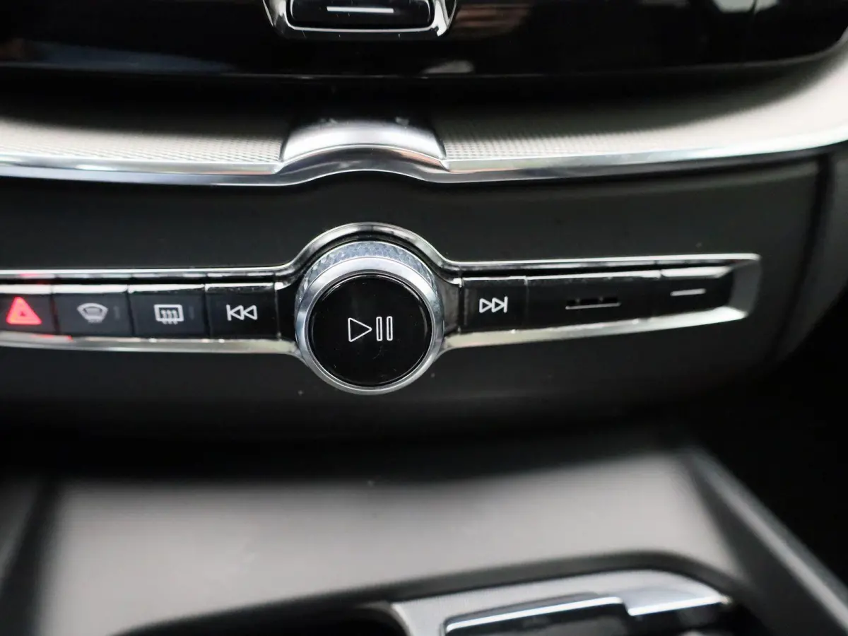 T6 PHEV Plus Dark Aut. | TREKHAAK | PANO-SCHUIFDAK | STOEL-STUURWIELVERWARMING | LEER | CAMERA | NAVIGATIE