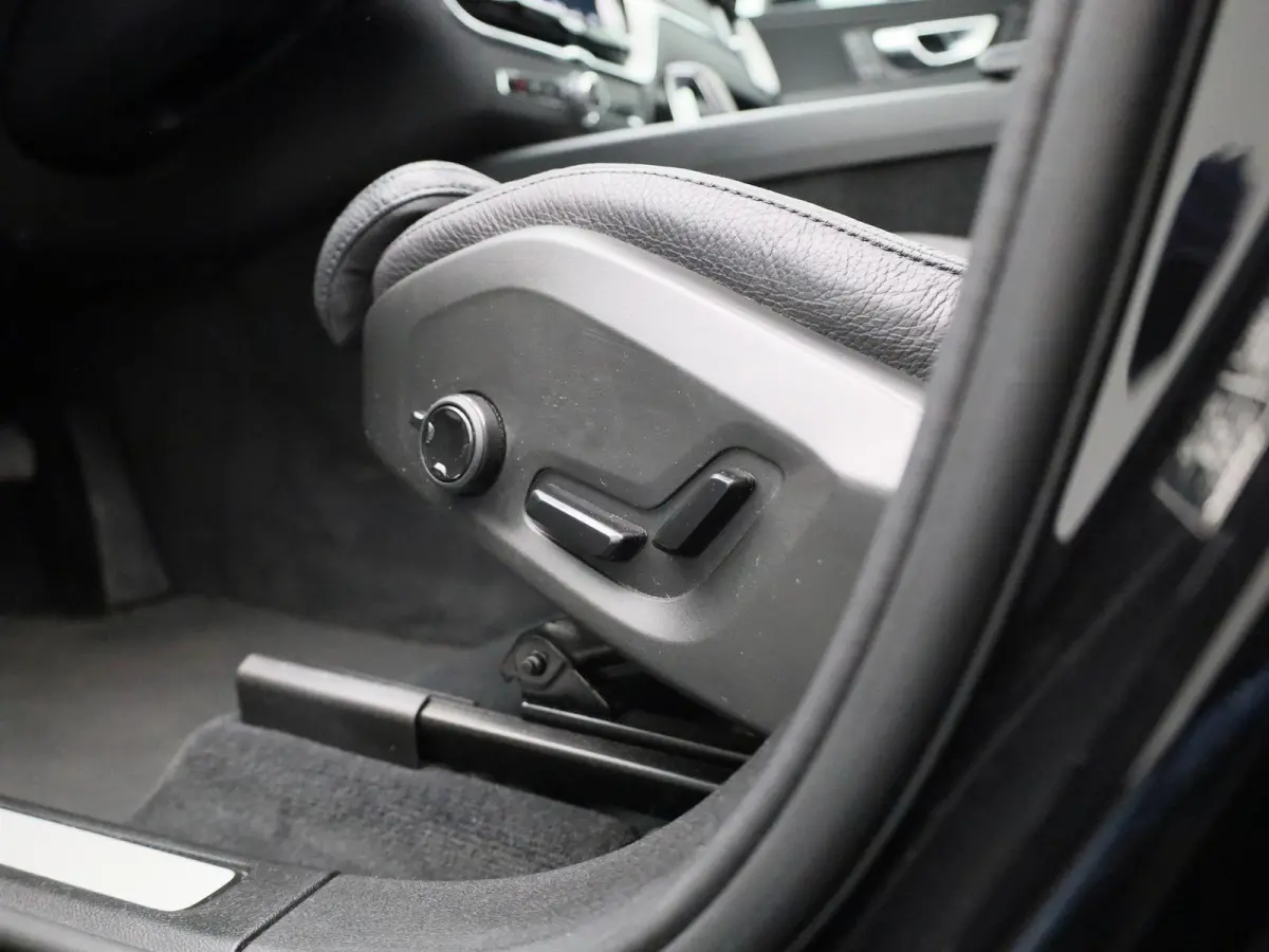 T6 PHEV Plus Dark Aut. | TREKHAAK | PANO-SCHUIFDAK | STOEL-STUURWIELVERWARMING | LEER | CAMERA | NAVIGATIE