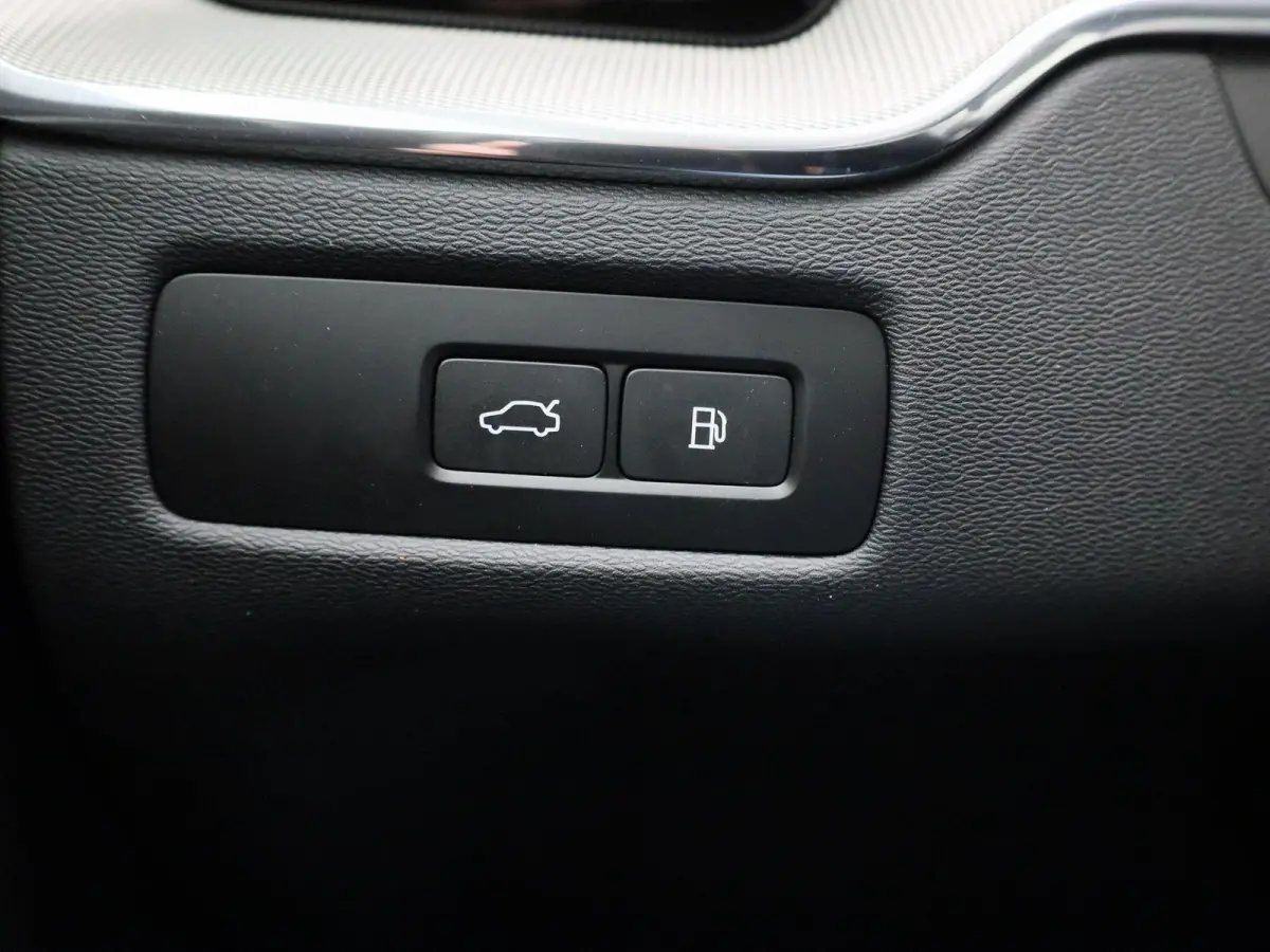 T6 PHEV Plus Dark Aut. | TREKHAAK | PANO-SCHUIFDAK | STOEL-STUURWIELVERWARMING | LEER | CAMERA | NAVIGATIE