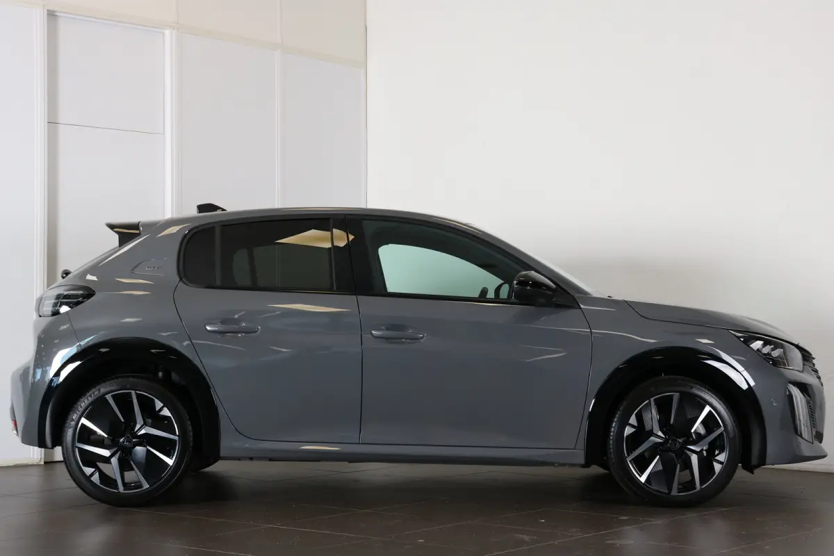 1.2 Hybrid 145 e-DCS6 GT | Alcantara | Stoelverwarming + Massage | Camera V+A | Navi | Clima | Adaptive Cruise Parkeersensoren V+A | Dodehoeksensoren | Full LED | Keyless | 3D-Cockpit | 17" 