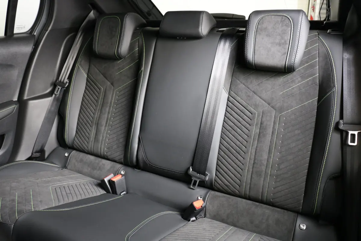 1.2 Hybrid 145 e-DCS6 GT | Alcantara | Stoelverwarming + Massage | Camera V+A | Navi | Clima | Adaptive Cruise Parkeersensoren V+A | Dodehoeksensoren | Full LED | Keyless | 3D-Cockpit | 17" 