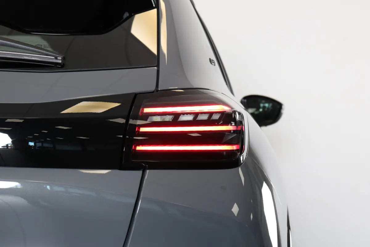 1.2 Hybrid 145 e-DCS6 GT | Alcantara | Stoelverwarming + Massage | Camera V+A | Navi | Clima | Adaptive Cruise Parkeersensoren V+A | Dodehoeksensoren | Full LED | Keyless | 3D-Cockpit | 17" 