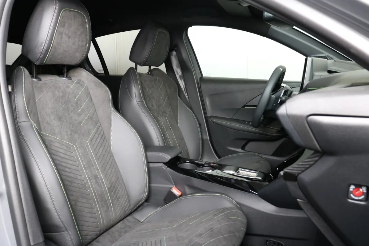 1.2 Hybrid 145 e-DCS6 GT | Alcantara | Stoelverwarming + Massage | Camera V+A | Navi | Clima | Adaptive Cruise Parkeersensoren V+A | Dodehoeksensoren | Full LED | Keyless | 3D-Cockpit | 17" 