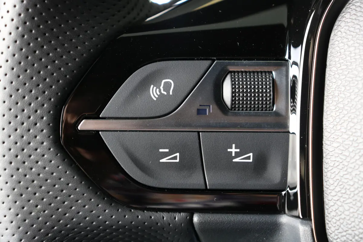 1.2 Hybrid 145 e-DCS6 GT | Alcantara | Stoelverwarming + Massage | Camera V+A | Navi | Clima | Adaptive Cruise Parkeersensoren V+A | Dodehoeksensoren | Full LED | Keyless | 3D-Cockpit | 17" 