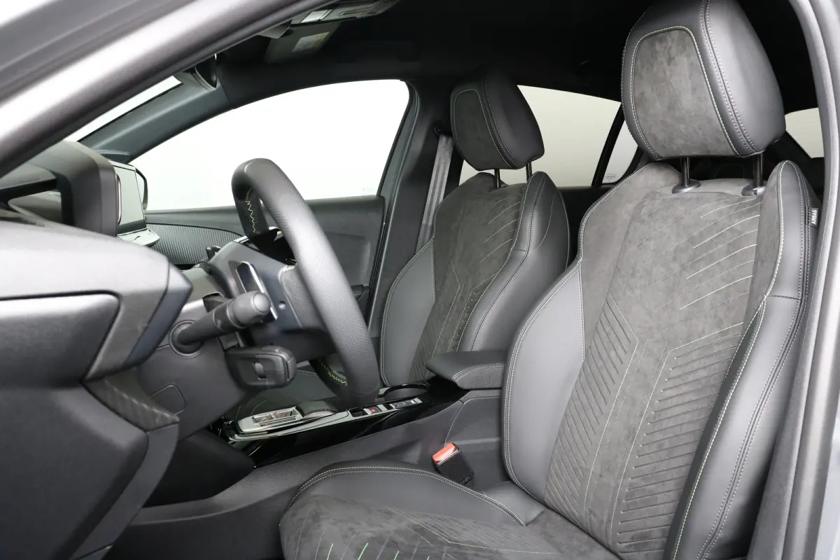 1.2 Hybrid 145 e-DCS6 GT | Alcantara | Stoelverwarming + Massage | Camera V+A | Navi | Clima | Adaptive Cruise Parkeersensoren V+A | Dodehoeksensoren | Full LED | Keyless | 3D-Cockpit | 17" 