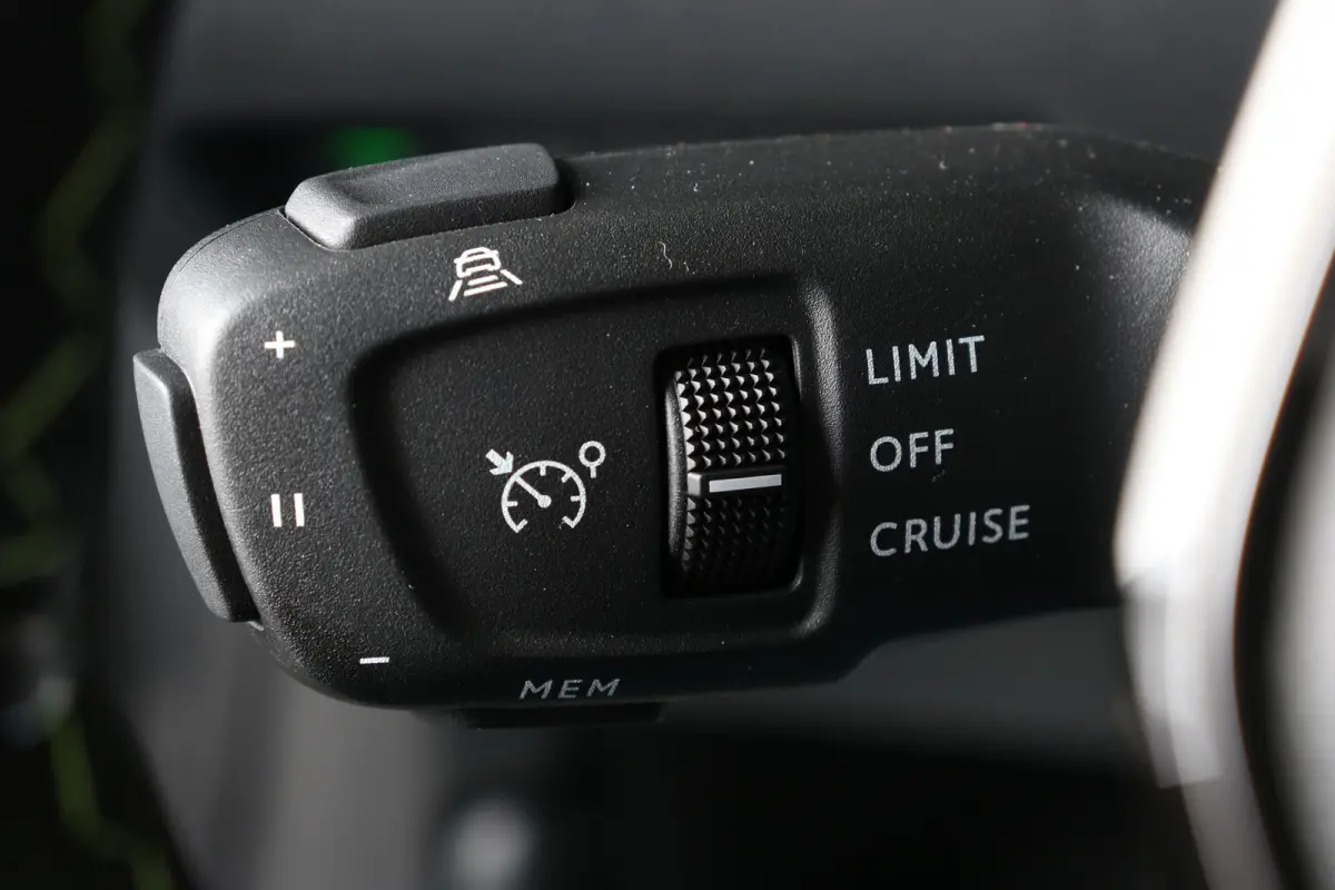 1.2 Hybrid 145 e-DCS6 GT | Alcantara | Stoelverwarming + Massage | Camera V+A | Navi | Clima | Adaptive Cruise Parkeersensoren V+A | Dodehoeksensoren | Full LED | Keyless | 3D-Cockpit | 17" 