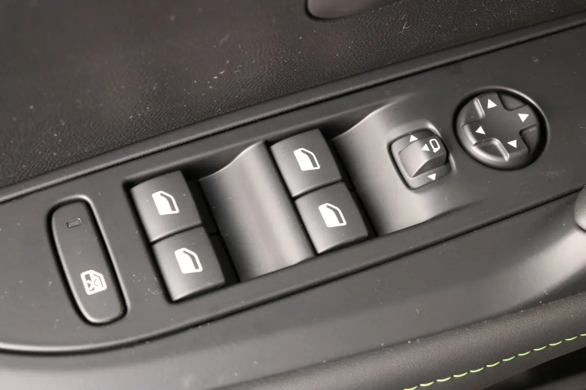 1.2 Hybrid 145 e-DCS6 GT | Alcantara | Stoelverwarming + Massage | Camera V+A | Navi | Clima | Adaptive Cruise Parkeersensoren V+A | Dodehoeksensoren | Full LED | Keyless | 3D-Cockpit | 17" 