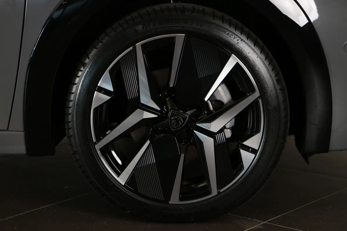 1.2 Hybrid 145 e-DCS6 GT | Alcantara | Stoelverwarming + Massage | Camera V+A | Navi | Clima | Adaptive Cruise Parkeersensoren V+A | Dodehoeksensoren | Full LED | Keyless | 3D-Cockpit | 17" 