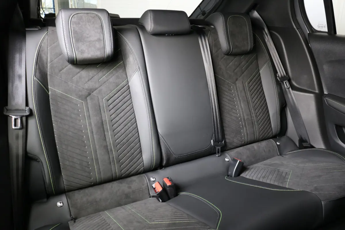 1.2 Hybrid 145 e-DCS6 GT | Alcantara | Stoelverwarming + Massage | Camera V+A | Navi | Clima | Adaptive Cruise Parkeersensoren V+A | Dodehoeksensoren | Full LED | Keyless | 3D-Cockpit | 17" 