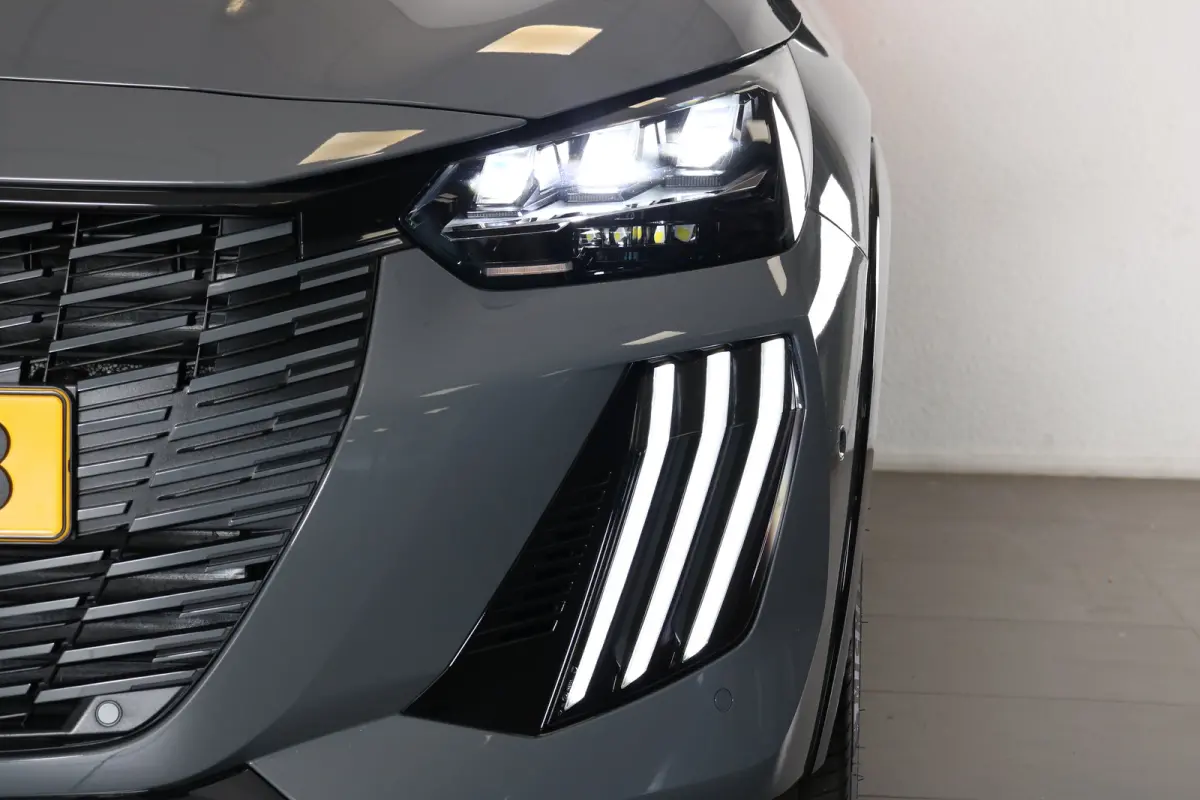1.2 Hybrid 145 e-DCS6 GT | Alcantara | Stoelverwarming + Massage | Camera V+A | Navi | Clima | Adaptive Cruise Parkeersensoren V+A | Dodehoeksensoren | Full LED | Keyless | 3D-Cockpit | 17" 