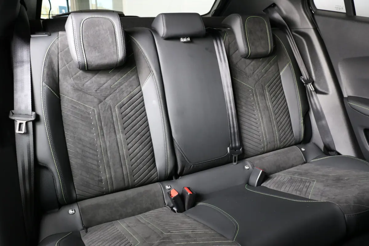 1.2 Hybrid 145PK e-DCS6 GT | Navi | Alcantara | Adaptive Cruise | Stoelverwarming + Massage | Camera V+A | Parkeersensoren V+A | Dodehoeksensoren | Full LED | Keyless | 3D-Cockpit | 17" Lich
