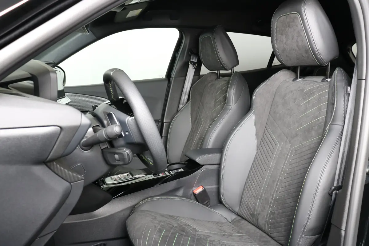 1.2 Hybrid 145PK e-DCS6 GT | Navi | Alcantara | Adaptive Cruise | Stoelverwarming + Massage | Camera V+A | Parkeersensoren V+A | Dodehoeksensoren | Full LED | Keyless | 3D-Cockpit | 17" Lich