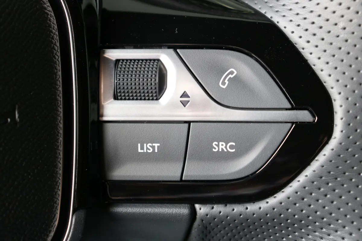 1.2 Hybrid 145PK e-DCS6 GT | Navi | Alcantara | Adaptive Cruise | Stoelverwarming + Massage | Camera V+A | Parkeersensoren V+A | Dodehoeksensoren | Full LED | Keyless | 3D-Cockpit | 17" Lich