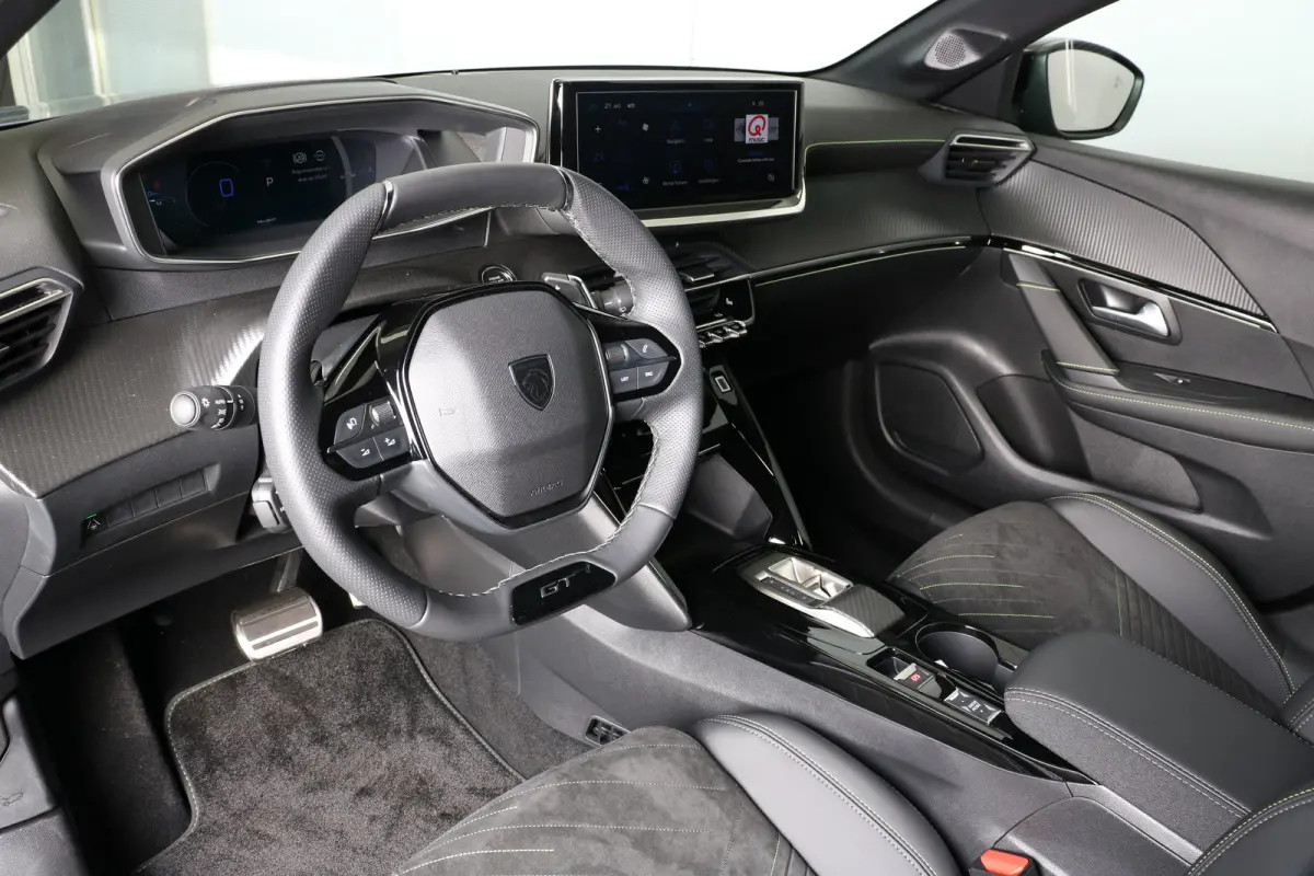 1.2 Hybrid 145PK e-DCS6 GT | Navi | Alcantara | Adaptive Cruise | Stoelverwarming + Massage | Camera V+A | Parkeersensoren V+A | Dodehoeksensoren | Full LED | Keyless | 3D-Cockpit | 17" Lich