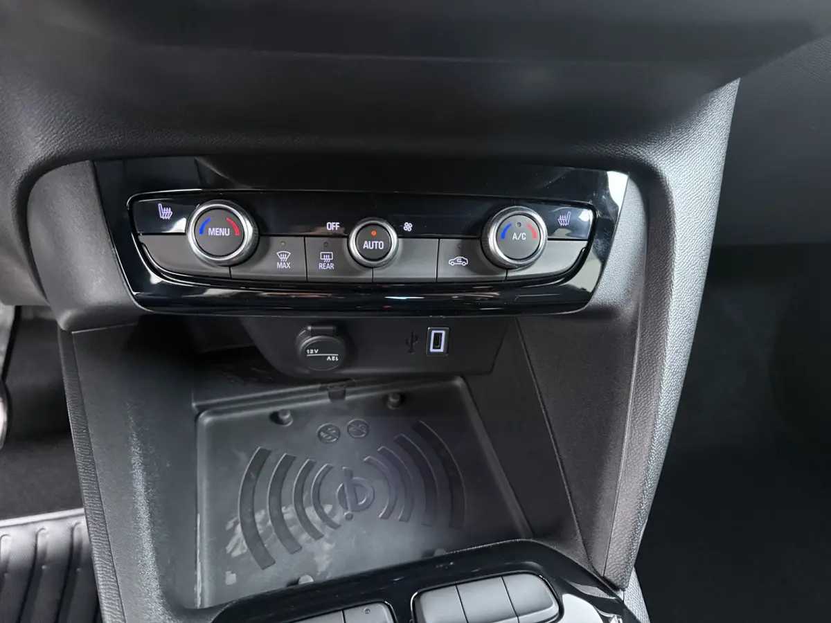 1.2 Turbo Hybrid 145pk Ultimate | ND | VAN 36.870,- voor 27.900,-! | 17" Lichtmetalen velgen, Diamond Cut | Dode hoek waarschuwing | Draadloze telefoonlader