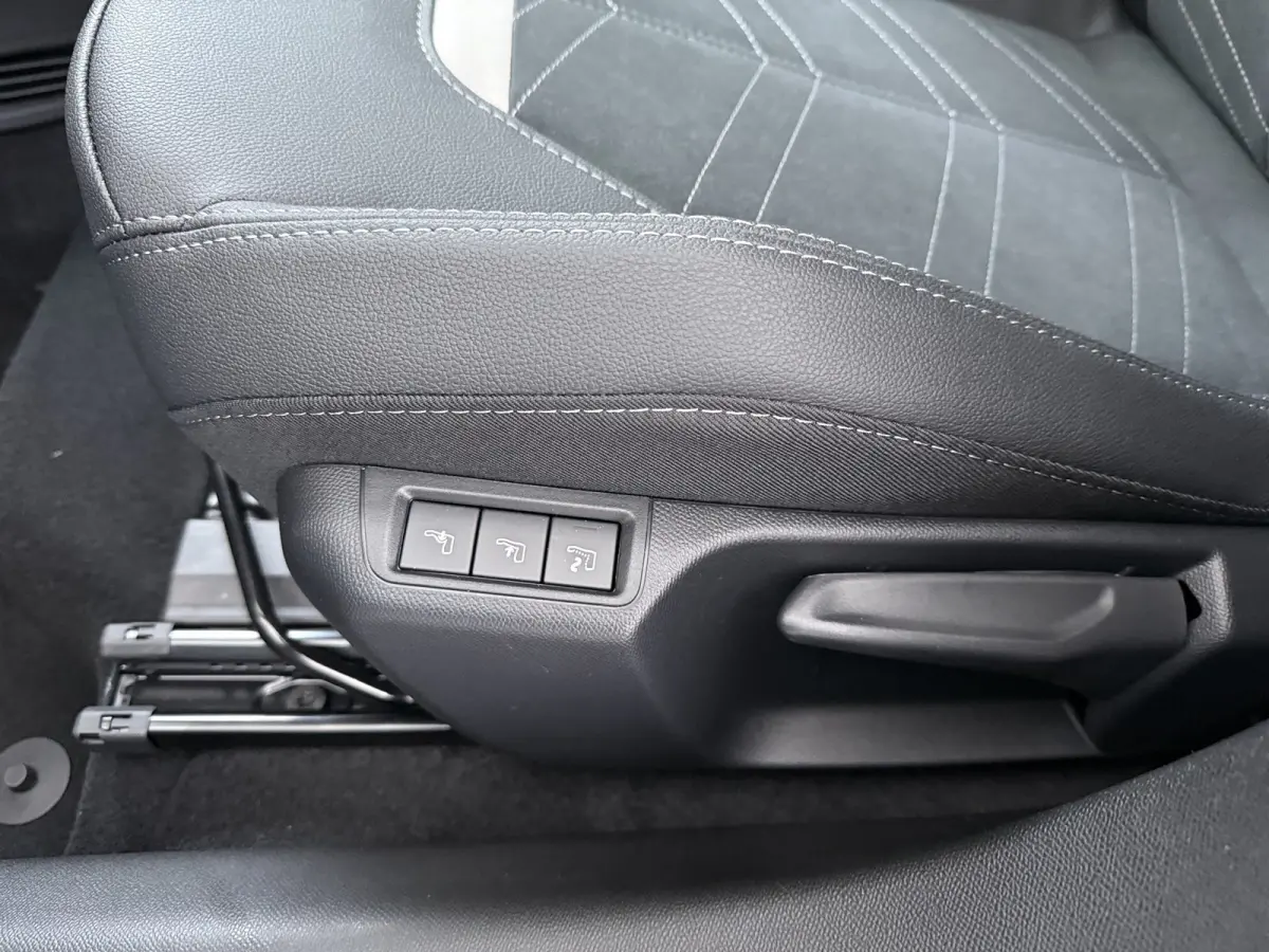 1.2 Turbo Hybrid 145pk Ultimate | ND | VAN 36.870,- voor 27.900,-! | 17" Lichtmetalen velgen, Diamond Cut | Dode hoek waarschuwing | Draadloze telefoonlader