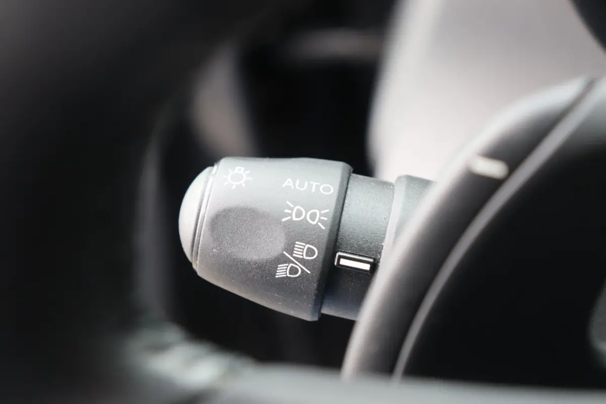 Citroen 1.2 PURETECH 130PK SHINE AUTOMAAT / NAVI / CLIMA / LED / PDC / 17" LMV / CAMERA / KEYLESS / BLUETOOTH / CRUISECONTROL / 1E EIGENAAR / NIEUWSTAAT !!