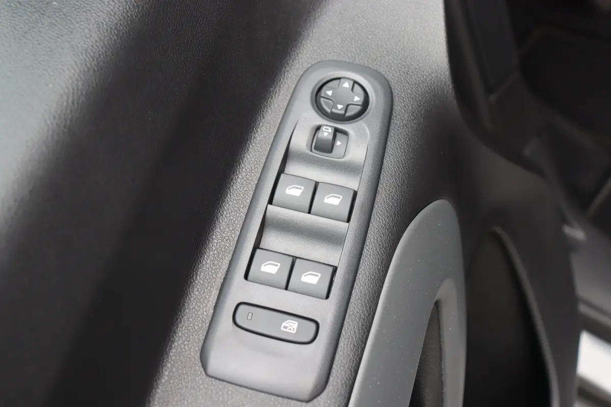 Citroen 1.2 PURETECH 130PK SHINE AUTOMAAT / NAVI / CLIMA / LED / PDC / 17" LMV / CAMERA / KEYLESS / BLUETOOTH / CRUISECONTROL / 1E EIGENAAR / NIEUWSTAAT !!