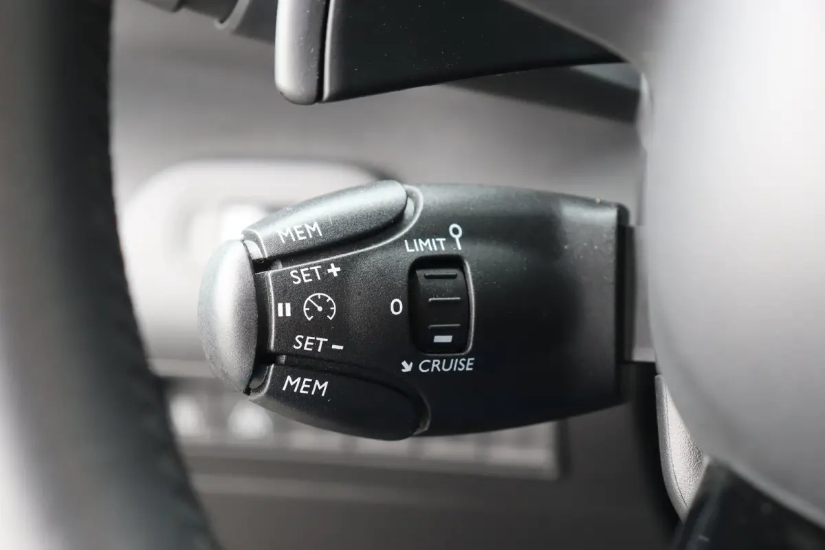 Citroen 1.2 PURETECH 130PK SHINE AUTOMAAT / NAVI / CLIMA / LED / PDC / 17" LMV / CAMERA / KEYLESS / BLUETOOTH / CRUISECONTROL / 1E EIGENAAR / NIEUWSTAAT !!