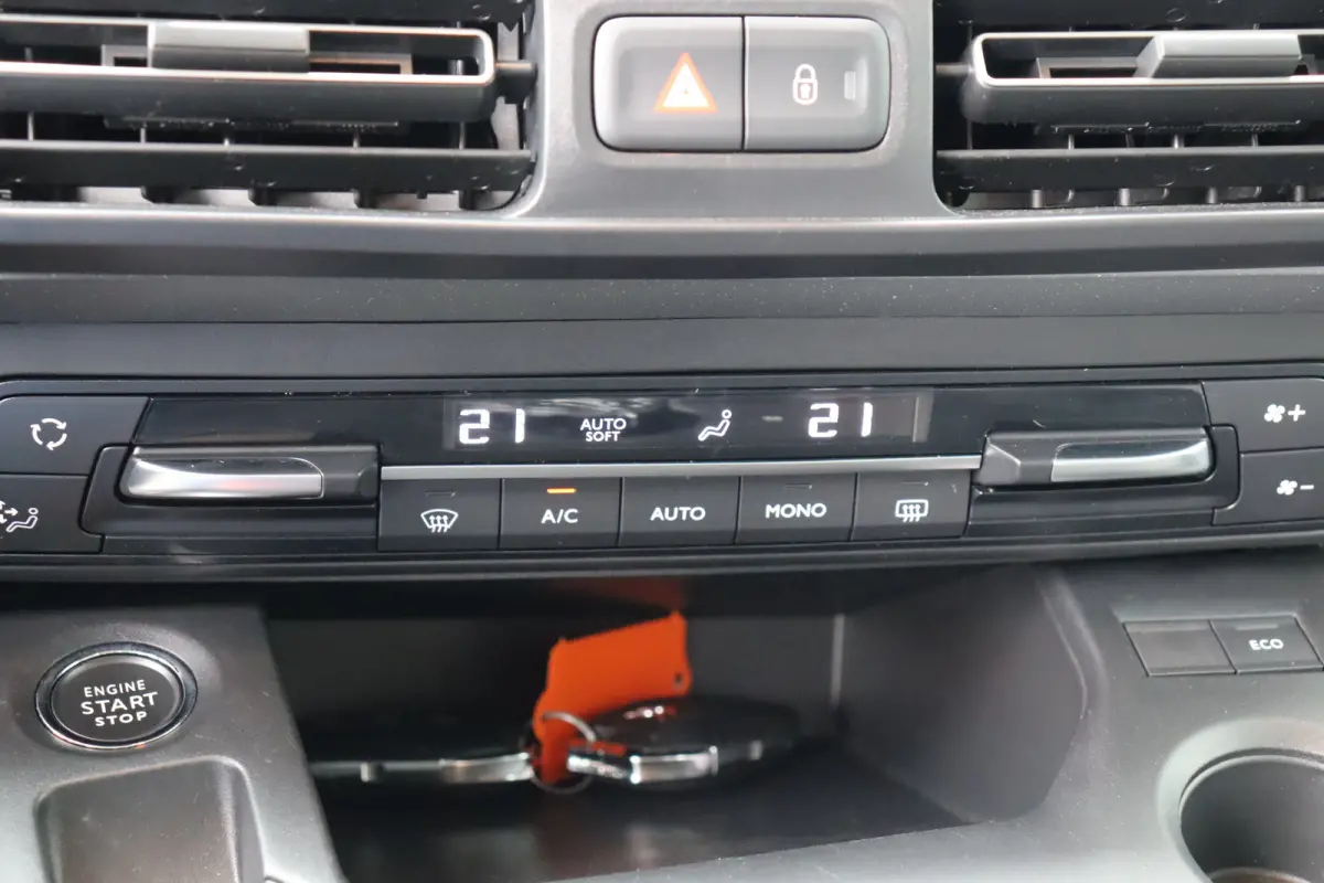 Citroen 1.2 PURETECH 130PK SHINE AUTOMAAT / NAVI / CLIMA / LED / PDC / 17" LMV / CAMERA / KEYLESS / BLUETOOTH / CRUISECONTROL / 1E EIGENAAR / NIEUWSTAAT !!