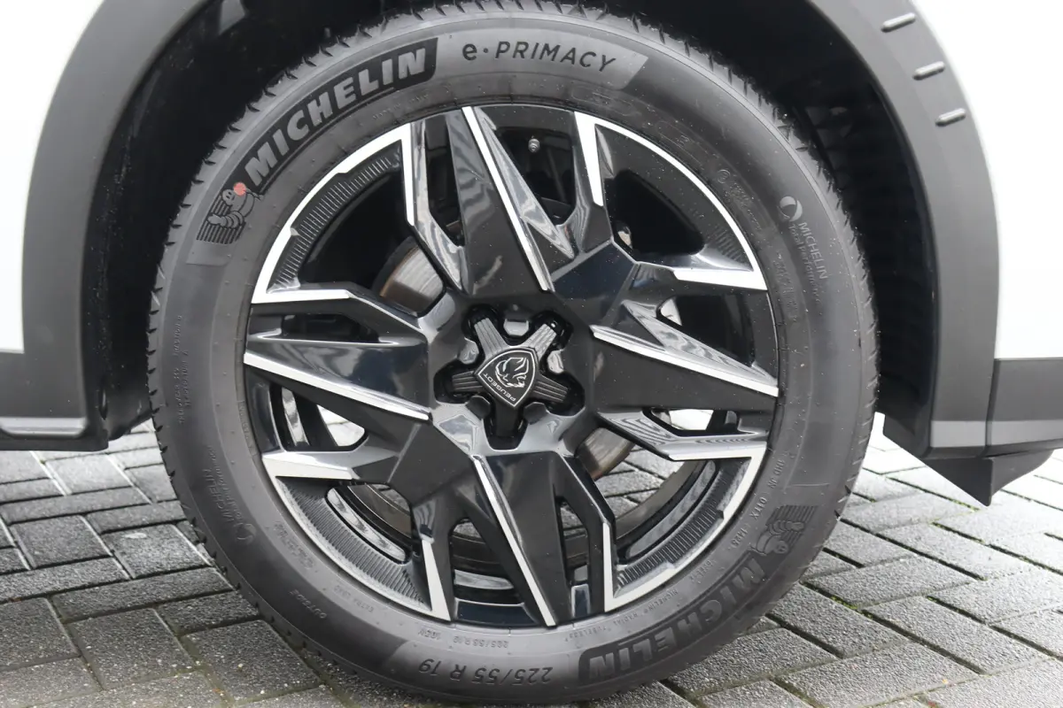 1.2 HYBRID 145PK GT AUTOMAAT / NAVI / LEDER / CLIMA / LED / PDC / 19" LMV / CAMERA / WINTERPAKKET / ADAPT. CRUISECONTROL / 1E EIGENAAR / NIEUWSTAAT !!