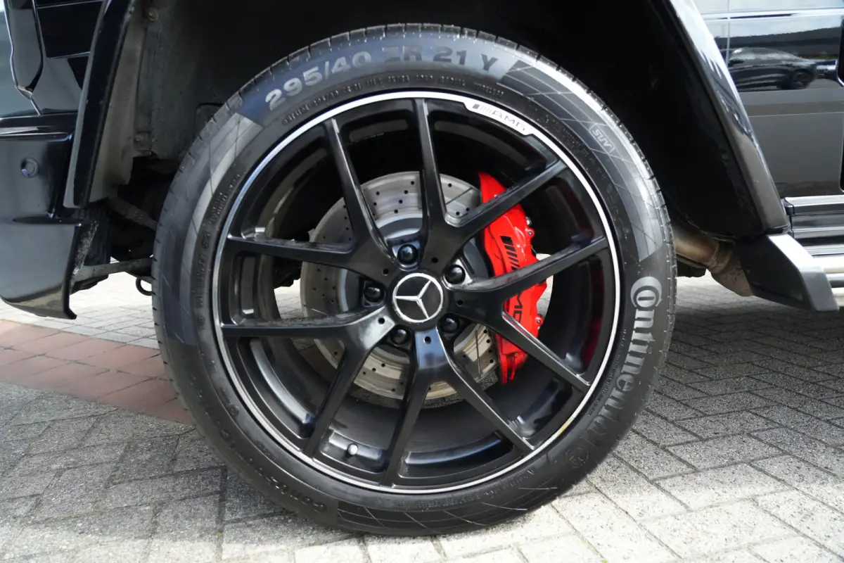 AMG 63 | 544PK | Schuifdak | Trekhaak | Camera | Leder | 20" | Mercedes-Benz G-Klasse AMG 63 544 PK met 5.5 V8 benzinemotor, elektrisch schuifdak, trekhaak, achteruitrijcamera, adaptieve cru