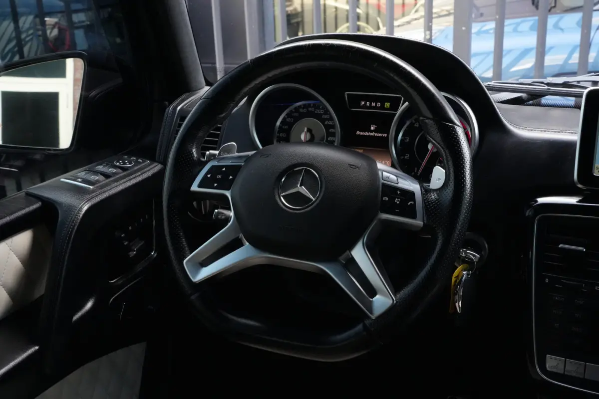 AMG 63 | 544PK | Schuifdak | Trekhaak | Camera | Leder | 20" | Mercedes-Benz G-Klasse AMG 63 544 PK met 5.5 V8 benzinemotor, elektrisch schuifdak, trekhaak, achteruitrijcamera, adaptieve cru
