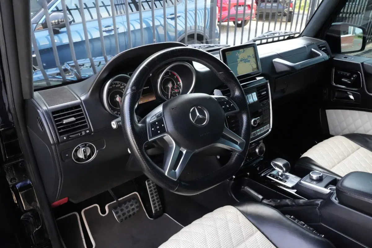 AMG 63 | 544PK | Schuifdak | Trekhaak | Camera | Leder | 20" | Mercedes-Benz G-Klasse AMG 63 544 PK met 5.5 V8 benzinemotor, elektrisch schuifdak, trekhaak, achteruitrijcamera, adaptieve cru