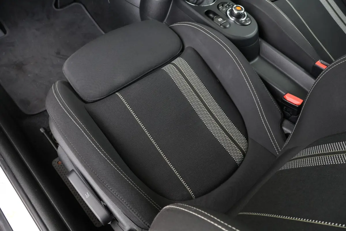 Essential 33 kWh | SoH 97% |Navigatie | cruise control | Sportstoelen | Led Pakket | DAB