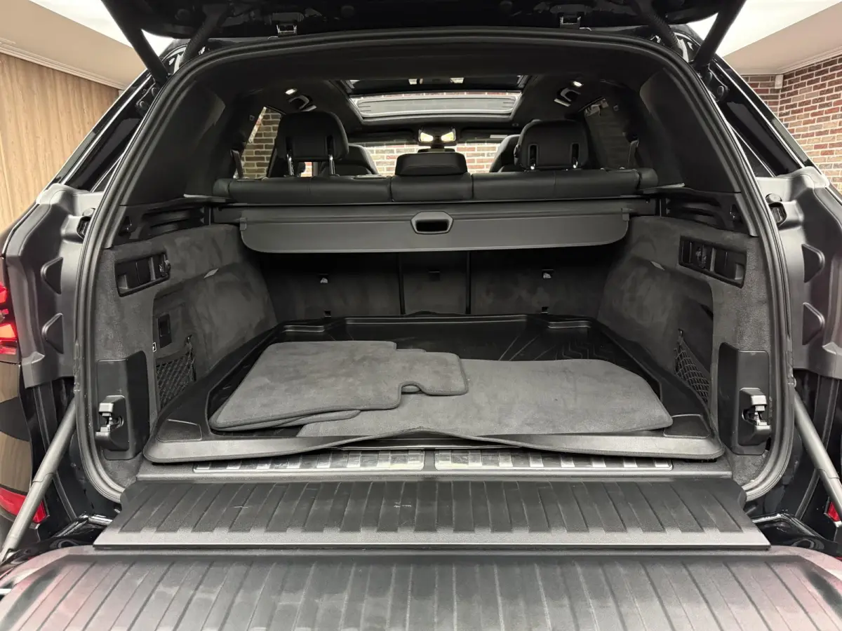 xDrive45e M FACELIFT-pack SKY M-seats Carbon H&K Trkh