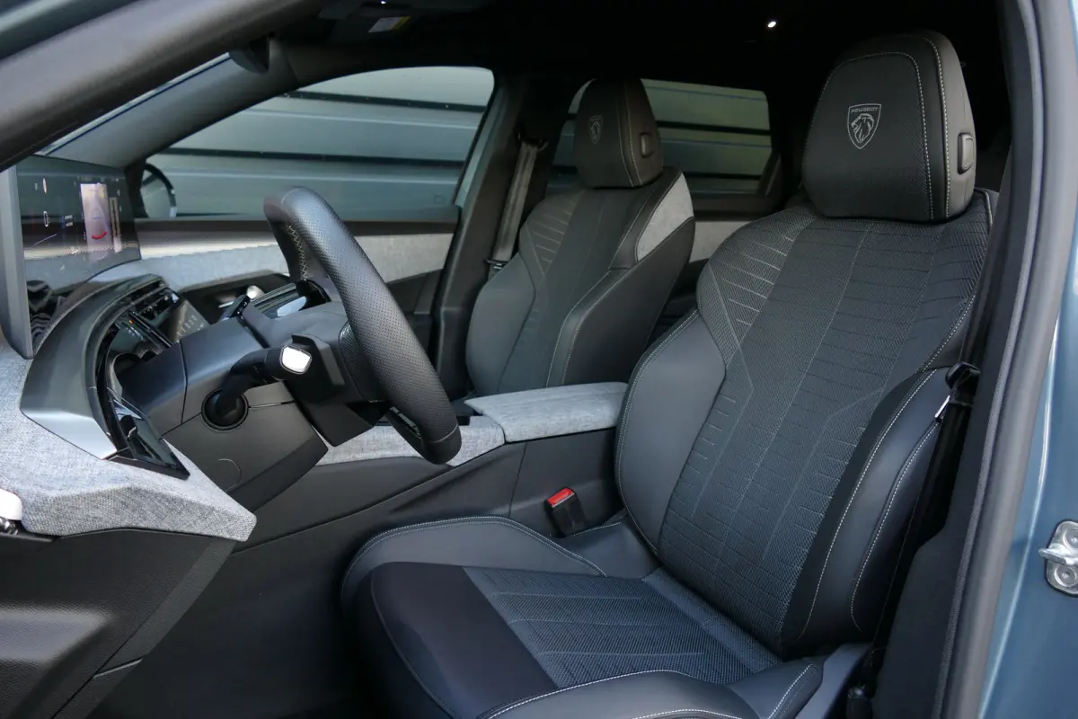 1.2 HYBRID 145PK GT AUTOMAAT / NAVI /CLIMA / PDC / 19"LMV / CAMERA / ELEKTR. ACHTERKLEP / KEYLESS / FULL-LED / WINTERPAKKET / ADAPT. CRUISECONTROL / 1E EIGENAAR / SCHITTERENDE STAAT !!