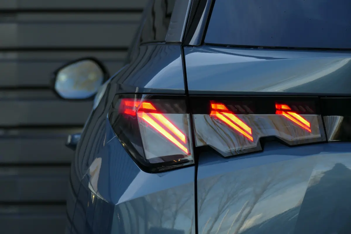 1.2 HYBRID 145PK GT AUTOMAAT / NAVI /CLIMA / PDC / 19"LMV / CAMERA / ELEKTR. ACHTERKLEP / KEYLESS / FULL-LED / WINTERPAKKET / ADAPT. CRUISECONTROL / 1E EIGENAAR / SCHITTERENDE STAAT !!