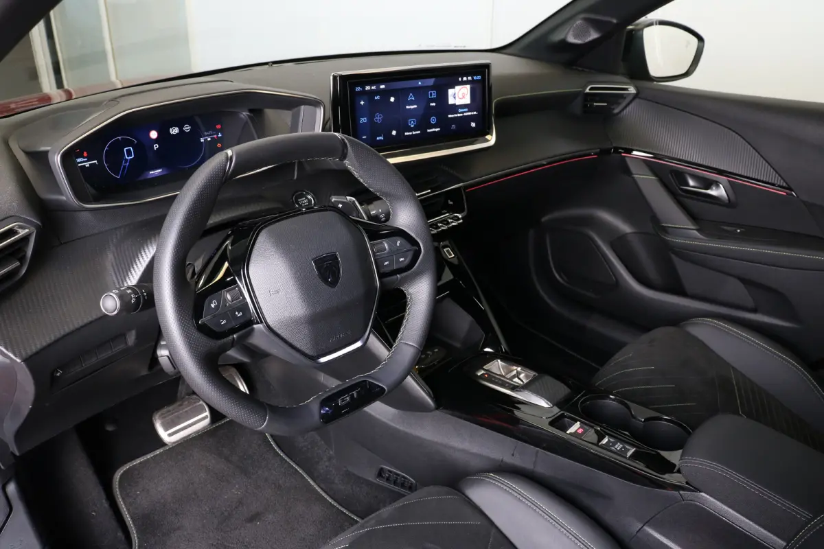1.2 Hybrid 100 e-DCS6 GT | Navi | Alcantara | El. verst. + Stoelverw. + Massage | Ad. Cruise | Clima | Camera V+A | Parkeersensoren V+A | 17" Lichtmetaal | Metallic |