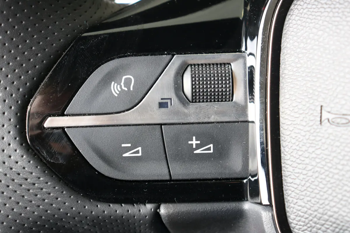 1.2 Hybrid 100 e-DCS6 GT | Navi | Alcantara | El. verst. + Stoelverw. + Massage | Ad. Cruise | Clima | Camera V+A | Parkeersensoren V+A | 17" Lichtmetaal | Metallic |