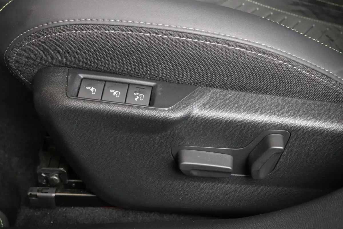 1.2 Hybrid 100 e-DCS6 GT | Navi | Alcantara | El. verst. + Stoelverw. + Massage | Ad. Cruise | Clima | Camera V+A | Parkeersensoren V+A | 17" Lichtmetaal | Metallic |
