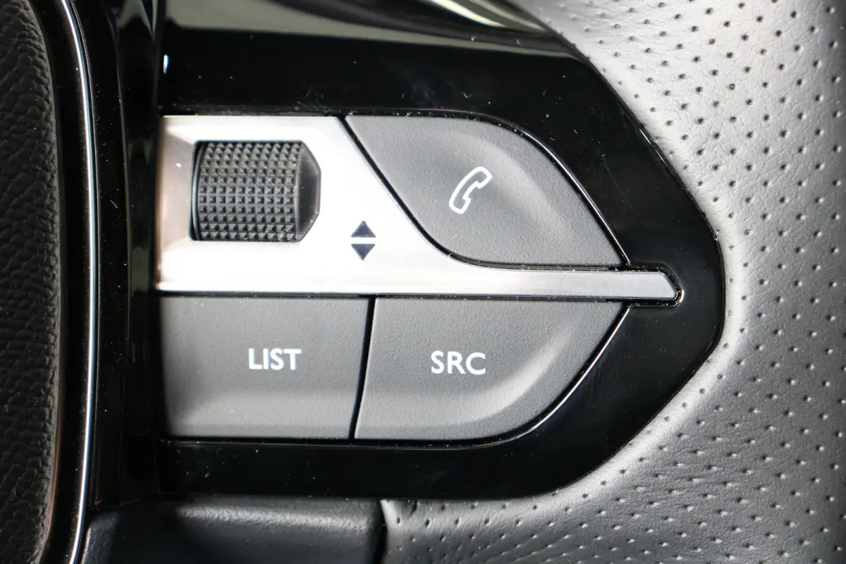 1.2 Hybrid 100 e-DCS6 GT | Navi | Alcantara | El. verst. + Stoelverw. + Massage | Ad. Cruise | Clima | Camera V+A | Parkeersensoren V+A | 17" Lichtmetaal | Metallic |