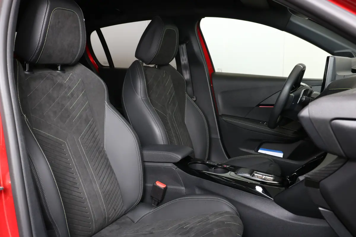 1.2 Hybrid 100 e-DCS6 GT | Navi | Alcantara | El. verst. + Stoelverw. + Massage | Ad. Cruise | Clima | Camera V+A | Parkeersensoren V+A | 17" Lichtmetaal | Metallic |