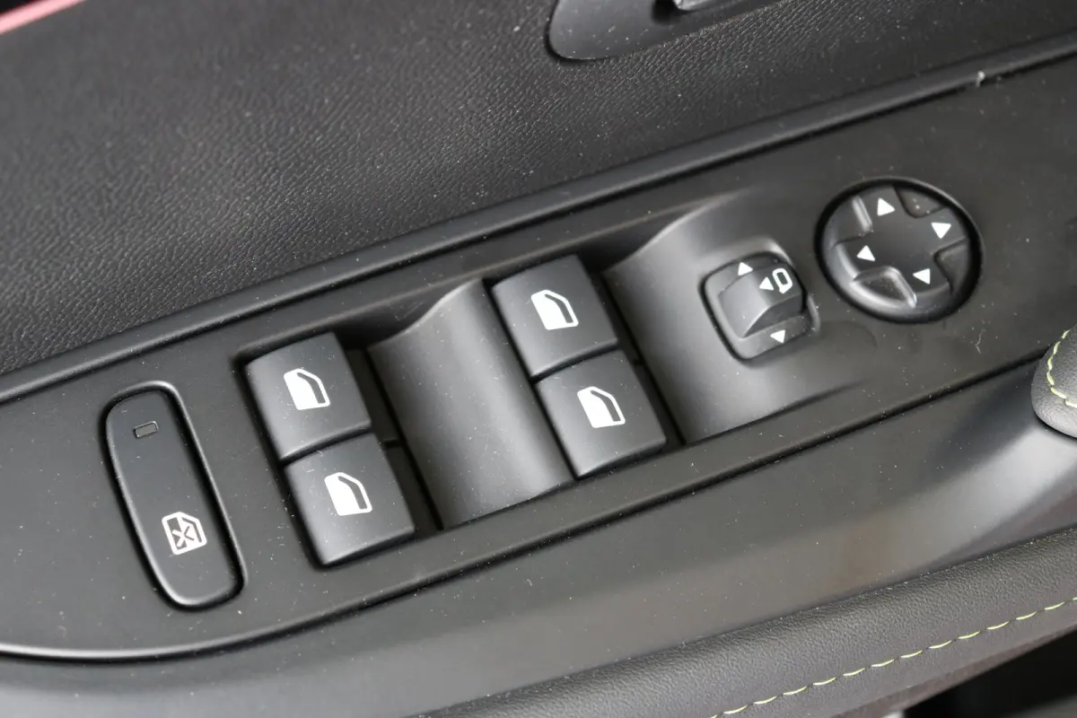 1.2 Hybrid 100 e-DCS6 GT | Navi | Alcantara | El. verst. + Stoelverw. + Massage | Ad. Cruise | Clima | Camera V+A | Parkeersensoren V+A | 17" Lichtmetaal | Metallic |
