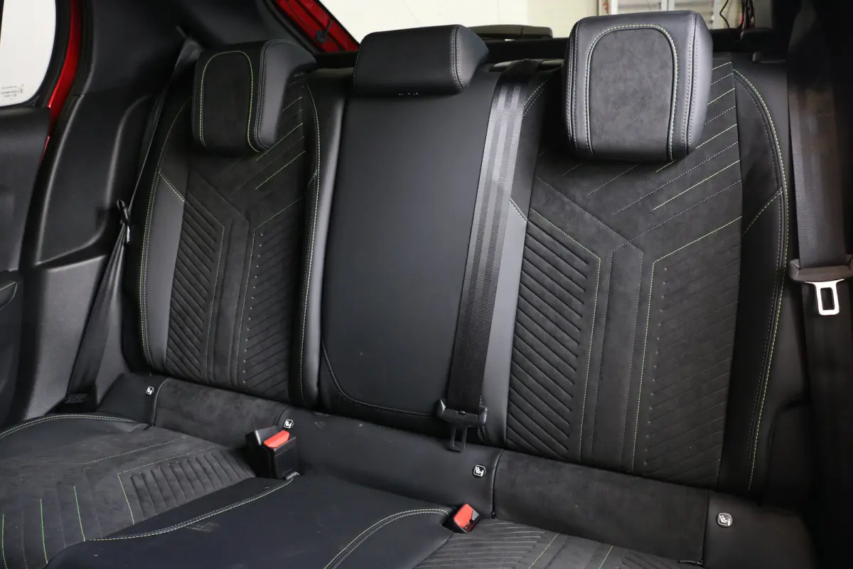 1.2 Hybrid 100 e-DCS6 GT | Navi | Alcantara | El. verst. + Stoelverw. + Massage | Ad. Cruise | Clima | Camera V+A | Parkeersensoren V+A | 17" Lichtmetaal | Metallic |
