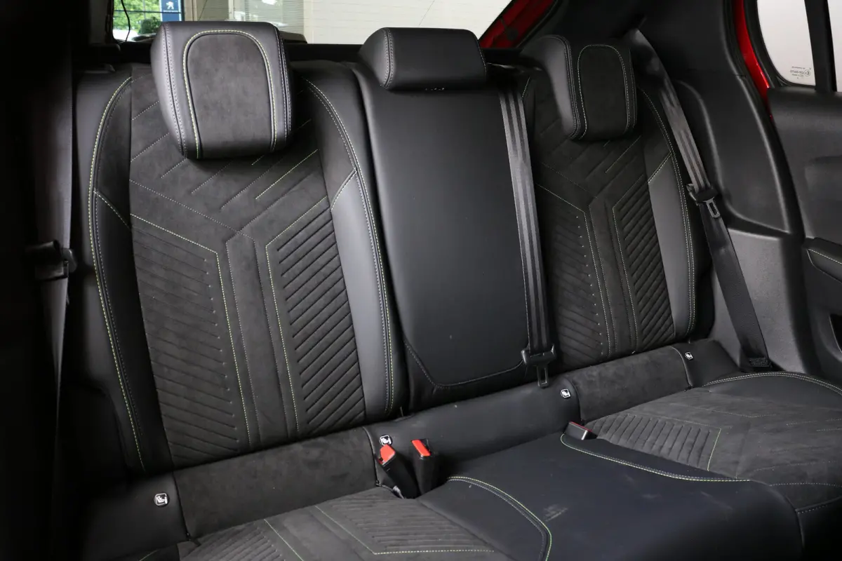 1.2 Hybrid 100 e-DCS6 GT | Navi | Alcantara | El. verst. + Stoelverw. + Massage | Ad. Cruise | Clima | Camera V+A | Parkeersensoren V+A | 17" Lichtmetaal | Metallic |