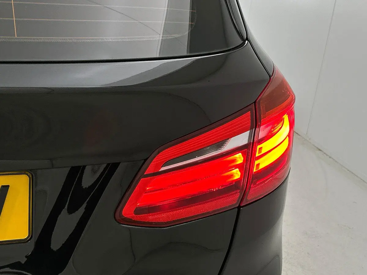 218i Executive NAVI | CRUISE | LED