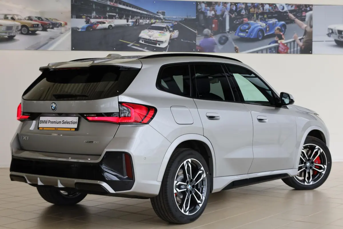 eDrive20 | M Sportpakket Pro | Premium Pack | Driving Ass. Plus | Harman/Kardon | Elektr. verstelb. stoelen | Trekhaak