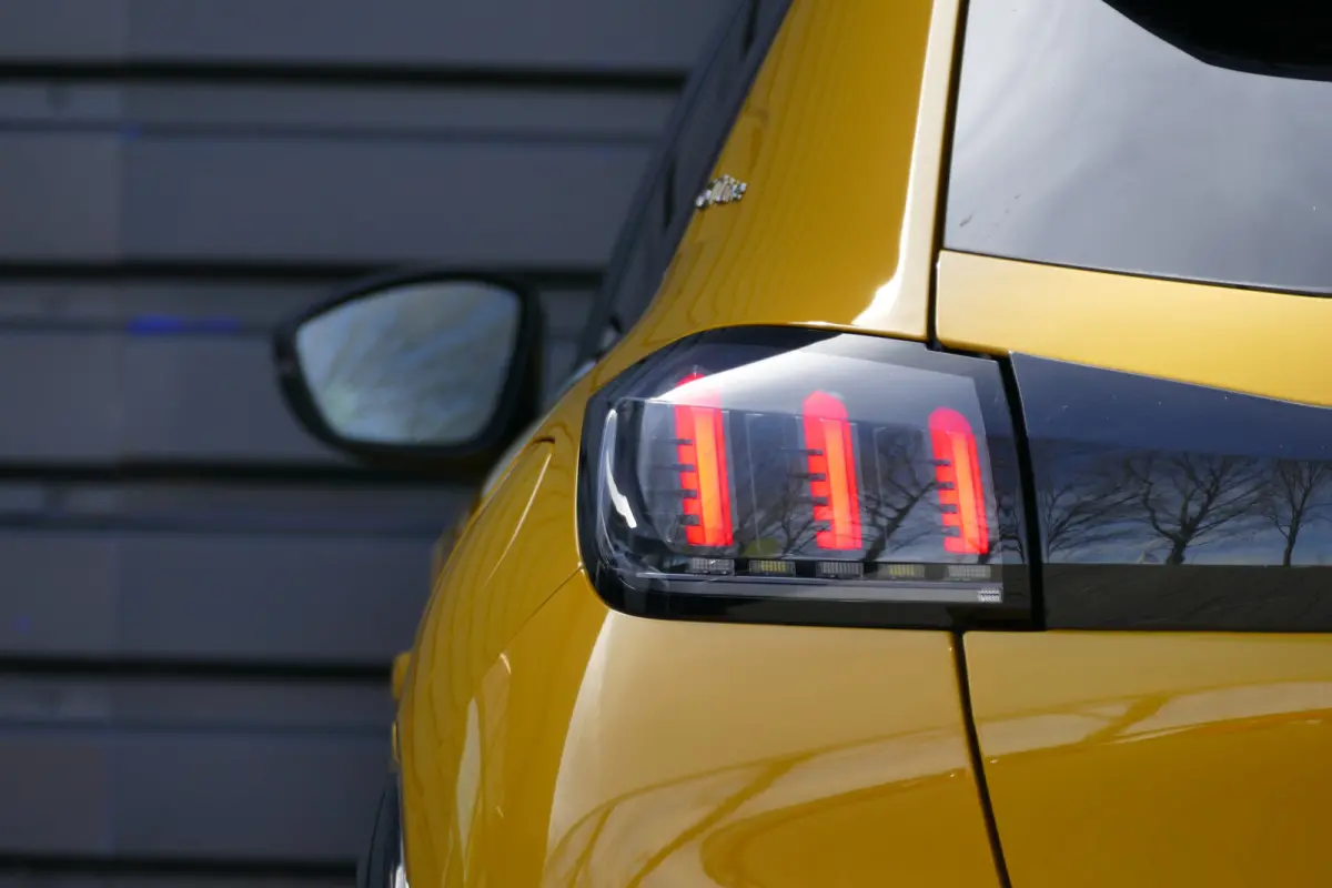 1.2 PURETECH 100PK 5-DRS GT-LINE / NAVI / CLIMA / CAMERA / 17"LMV / FULL-LED / PDC / BLUETOOTH / CRUISECONTROL / 1E EIGENAAR / SCHITTERENDE STAAT !!