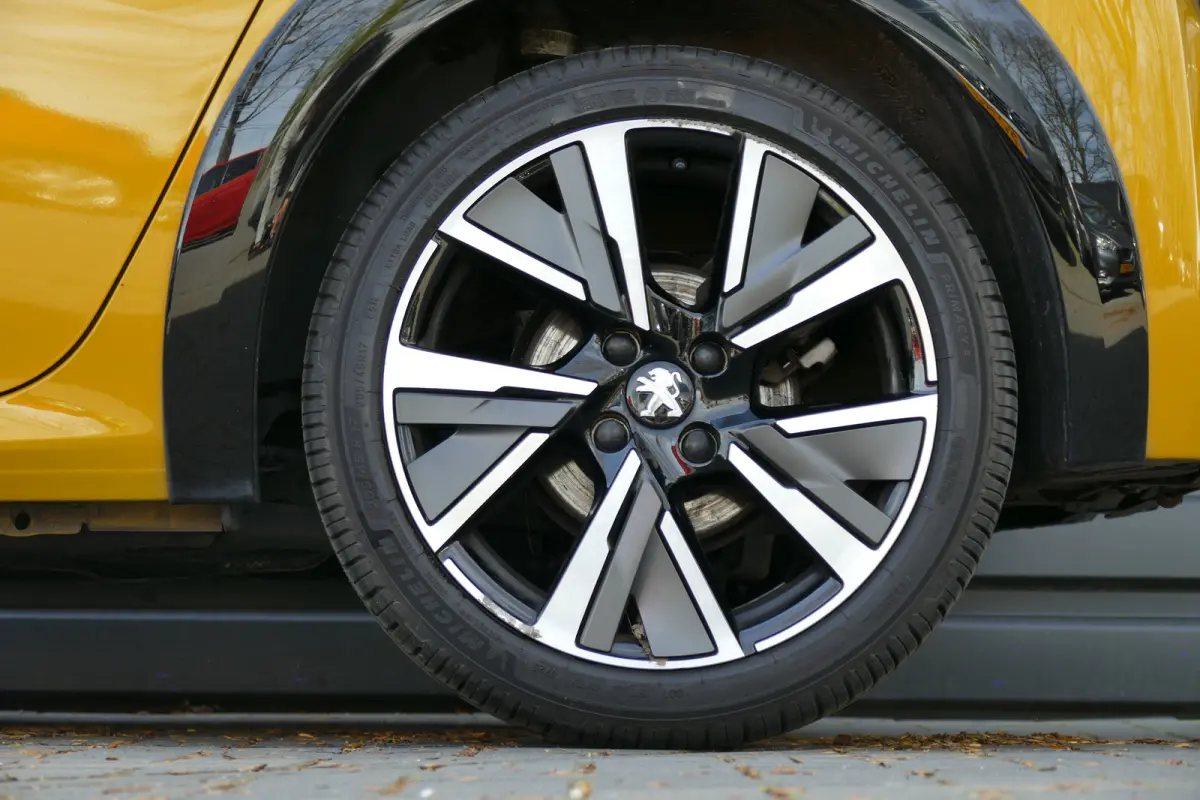 1.2 PURETECH 100PK 5-DRS GT-LINE / NAVI / CLIMA / CAMERA / 17"LMV / FULL-LED / PDC / BLUETOOTH / CRUISECONTROL / 1E EIGENAAR / SCHITTERENDE STAAT !!